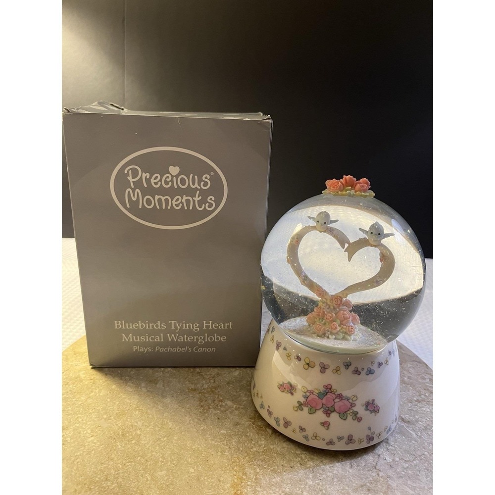 2006 Precious Moments Bluebirds Tying Hearts Snow Globe Plays Pacabels Canon